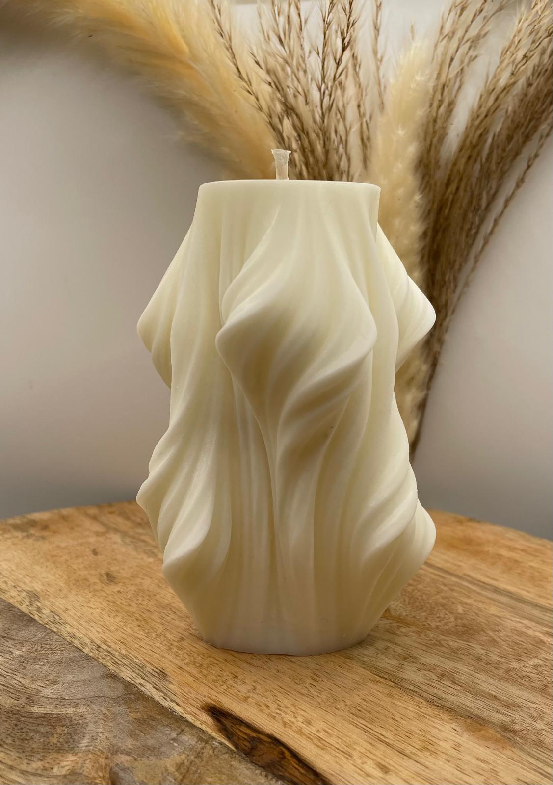 Wellenförmige Kerze - Fliessende Eleganz